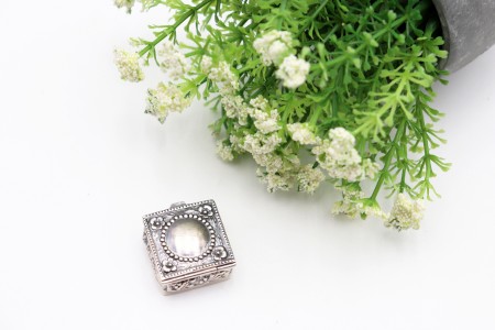 Caixa de comprimidos quadrada em prata com friso perlado na tampa